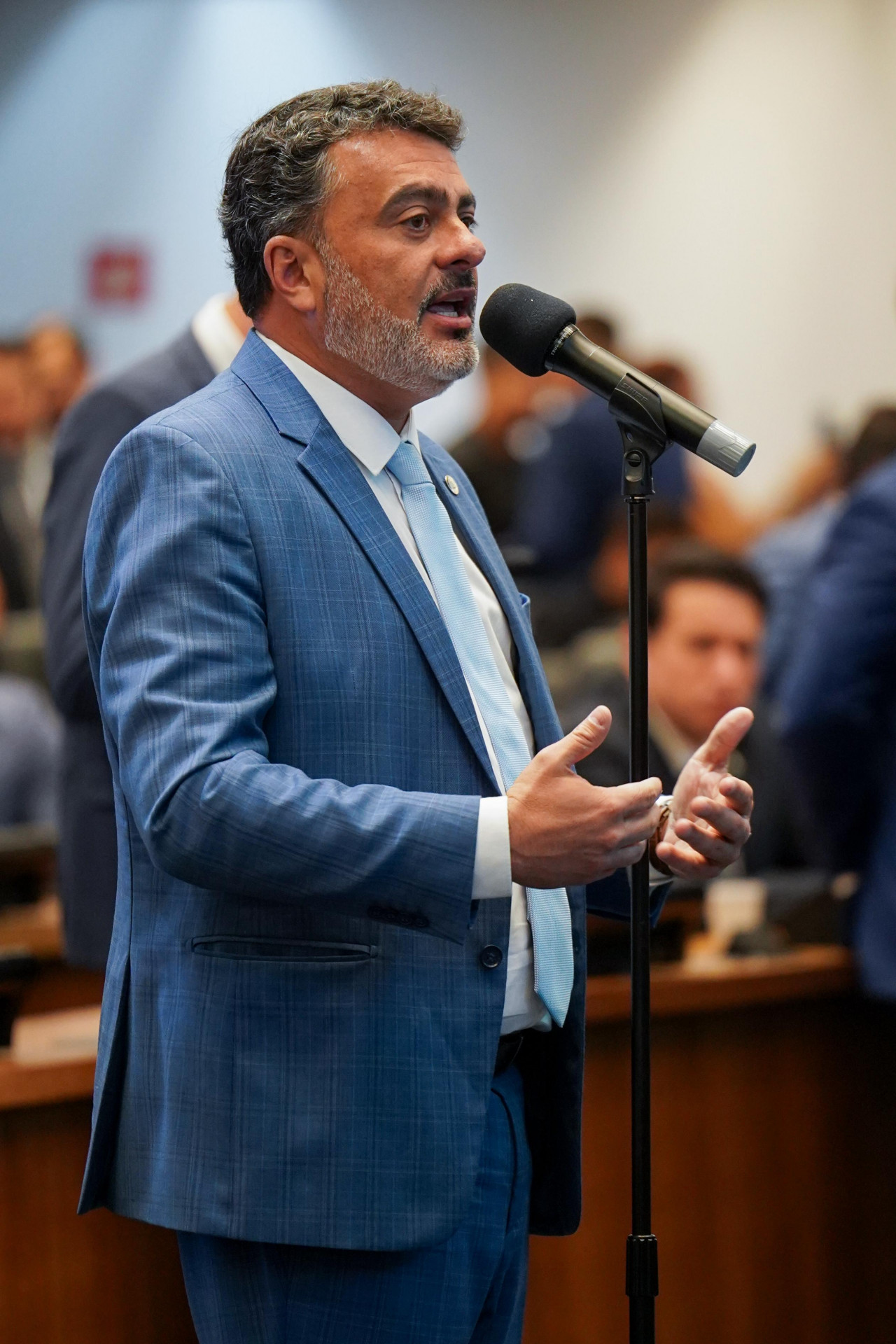 Deputado Vitor Junior segue na disputa pela presidência da Alerj