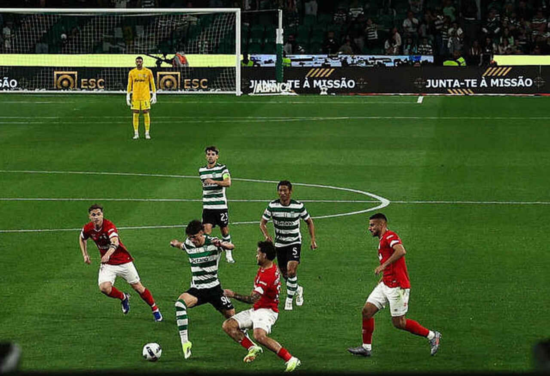 Sporting vence Santa Clara e p&otilde;e press&atilde;o no l&iacute;der Porto