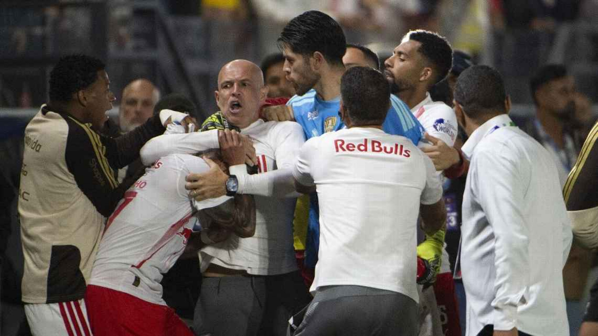 Rossi acusa auxiliar do Bragantino de agressão a De La Cruz após derrota do Flamengo