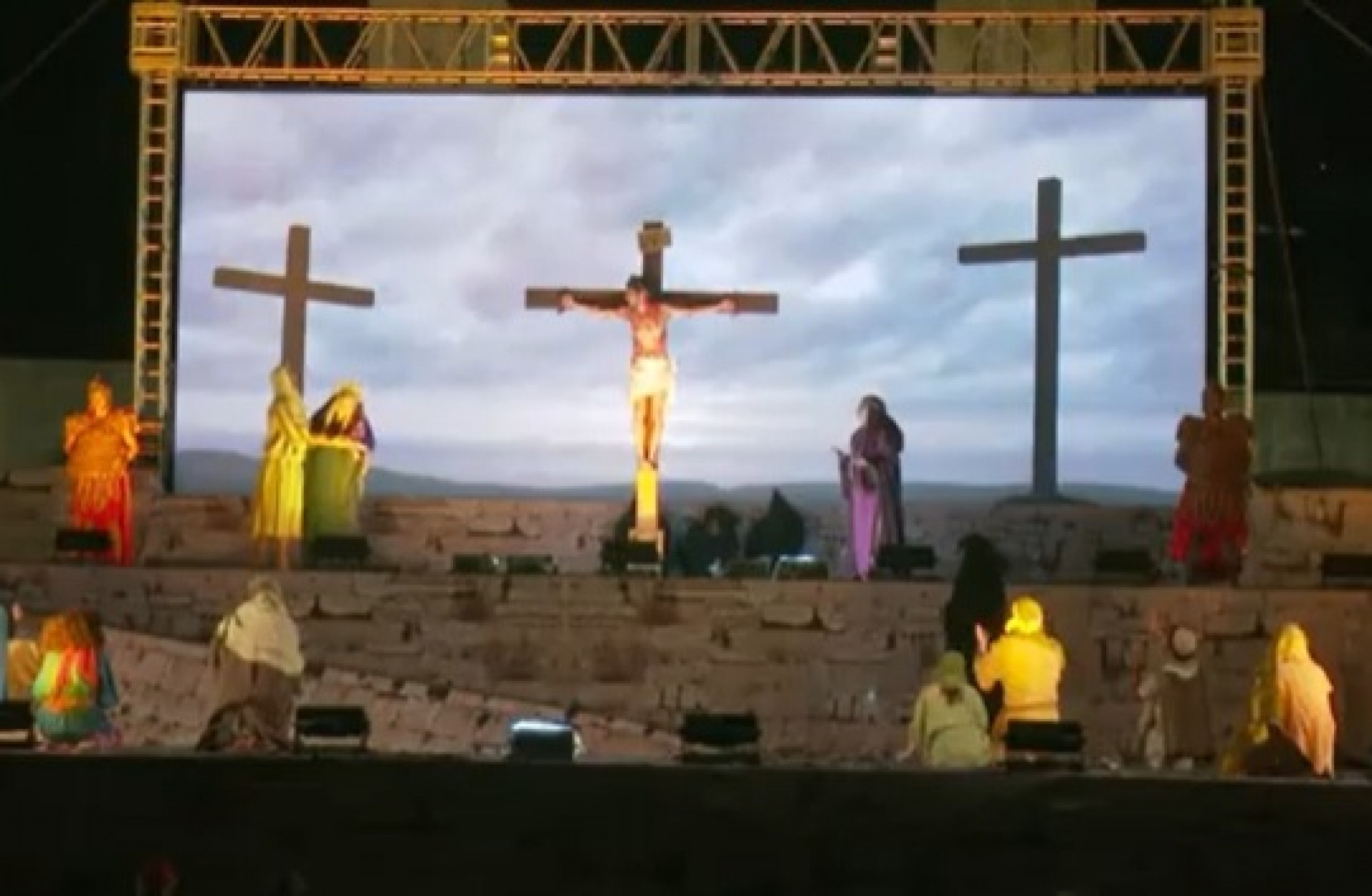 Tradicional Auto da Paixão de Cristo emociona o público nos Arcos da Lapa