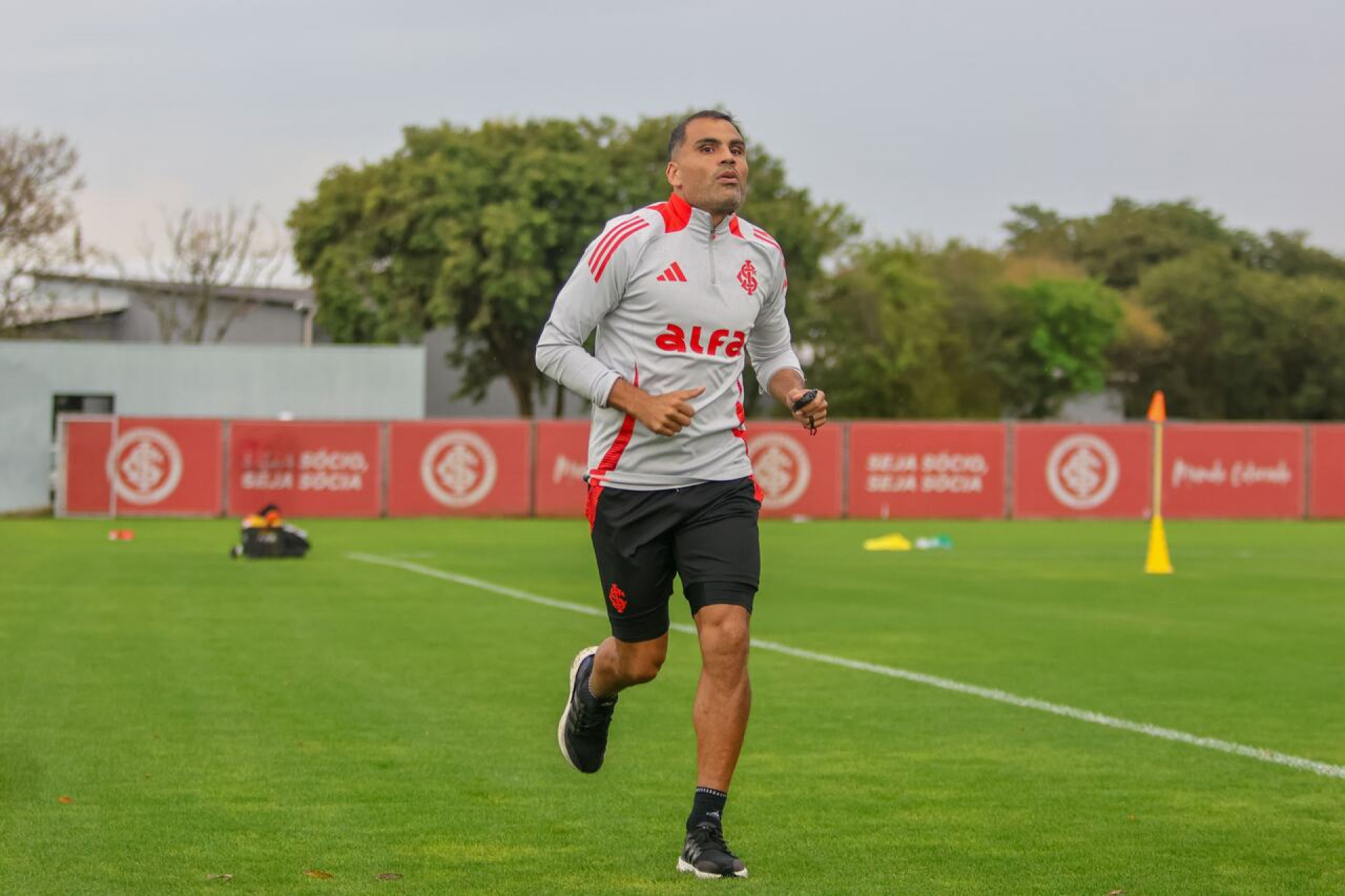 Internacional tem tr&ecirc;s pendurados e pode perder titulares para o Gre-Nal