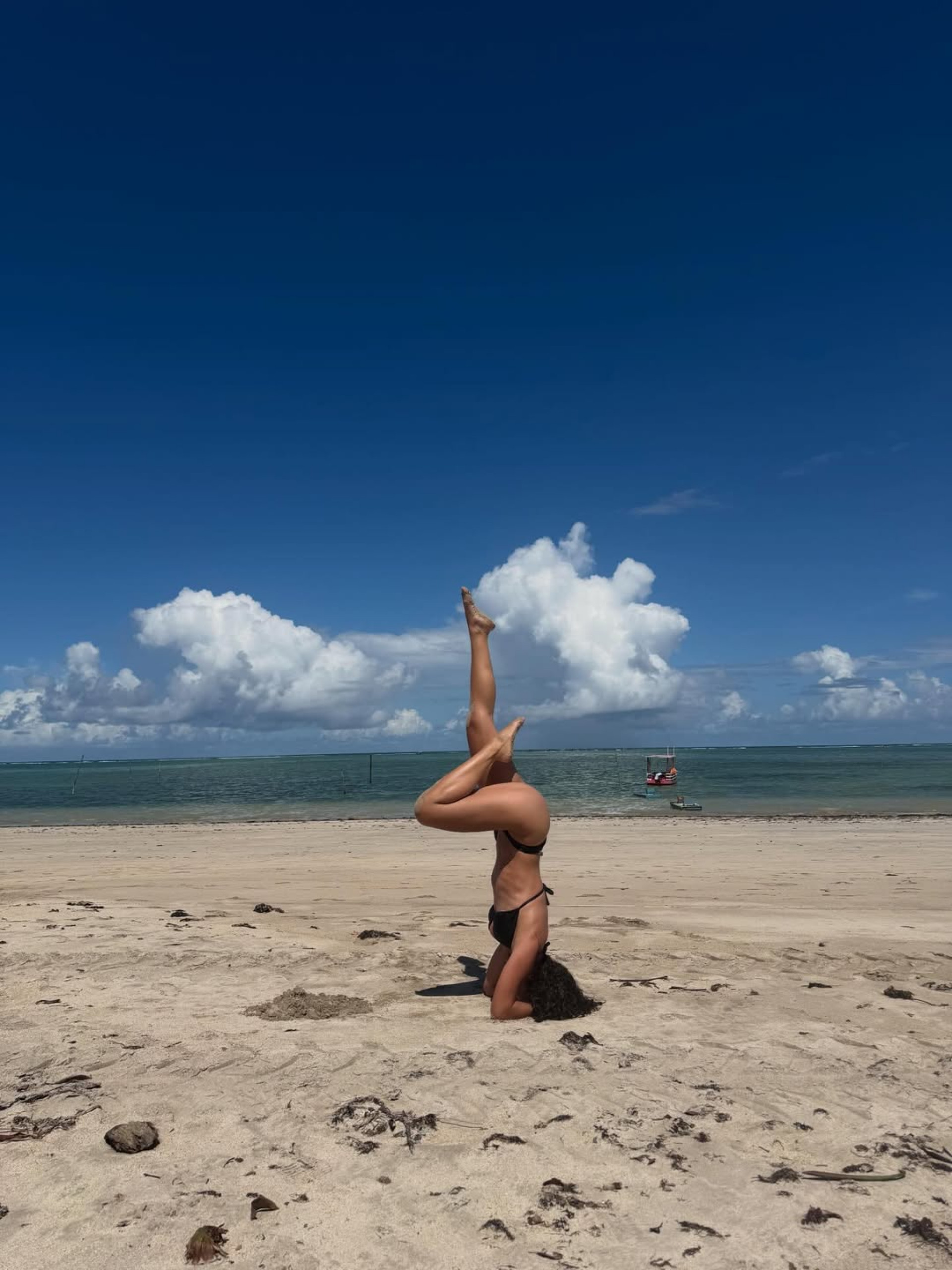De biquíni, Maisa mostra equilíbrio ao ficar de ponta cabeça em praia - Reprodução / Instagram