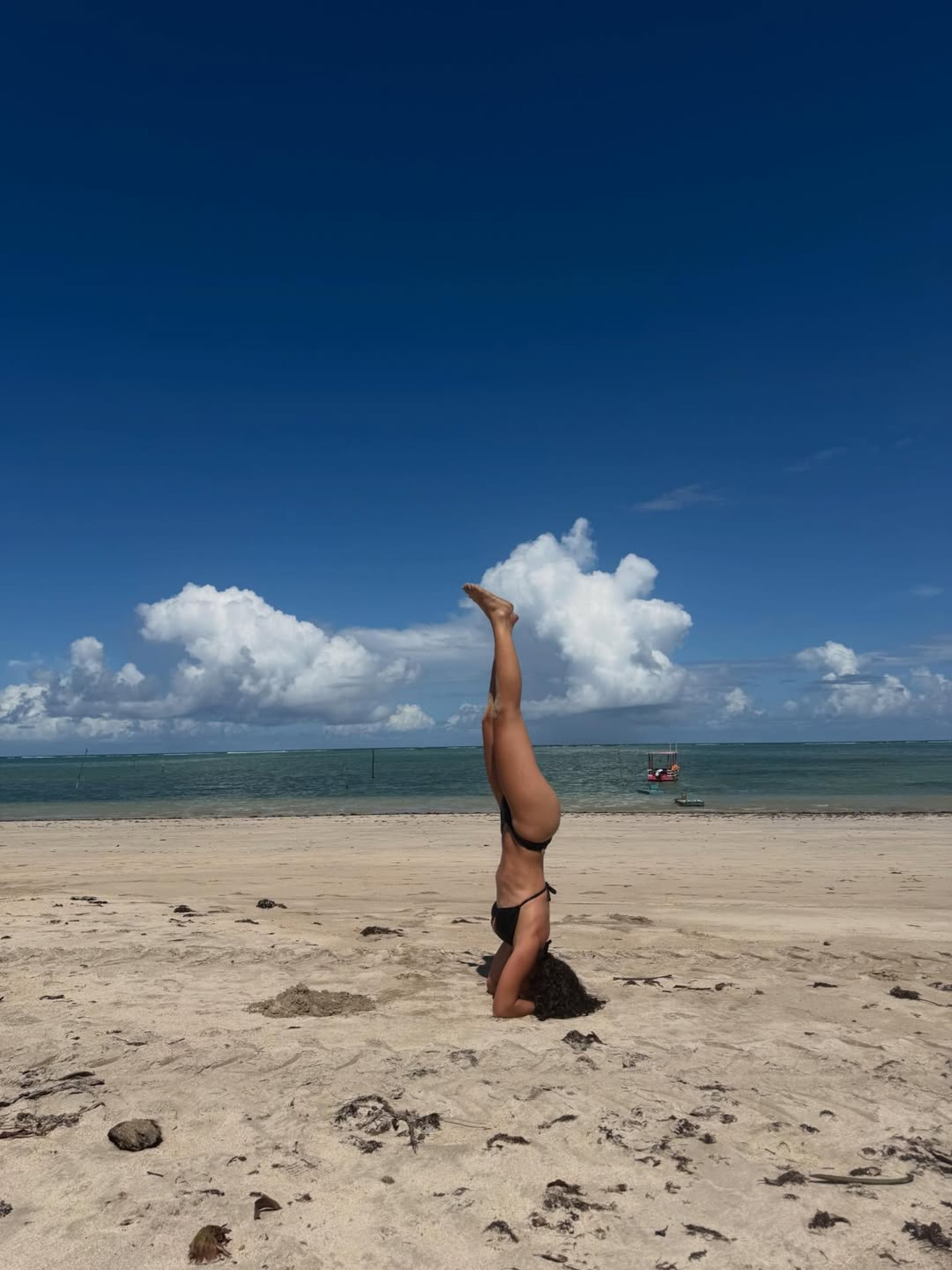 De biquíni, Maisa mostra equilíbrio ao ficar de ponta cabeça em praia - Reprodução / Instagram