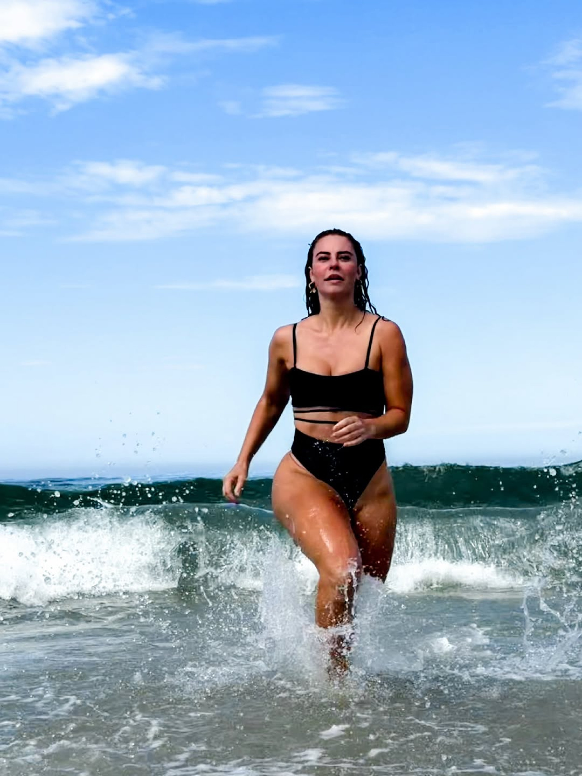 De maiô preto, Paolla Oliveira curte dia de praia - Reprodução / Instagram