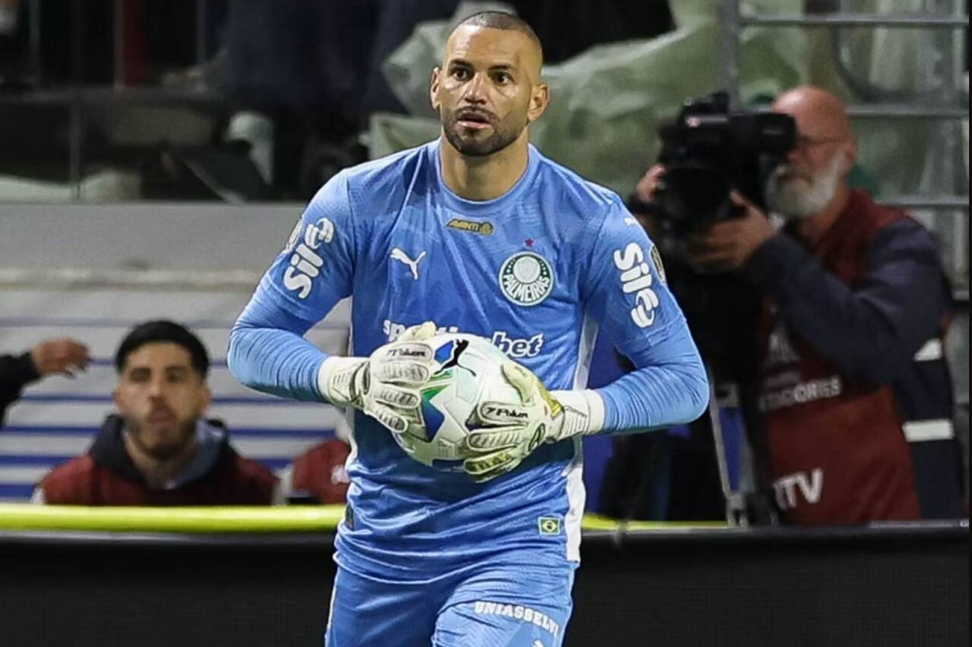 Weverton se emociona com recep&ccedil;&atilde;o da torcida do Palmeiras em reencontro