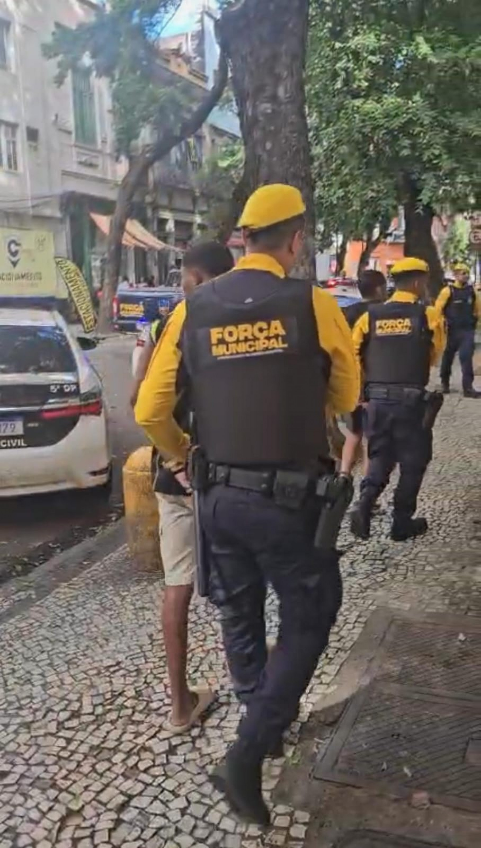 Suspeitos são detidos por agentes após furtarem cordão de idoso no Centro do Rio
