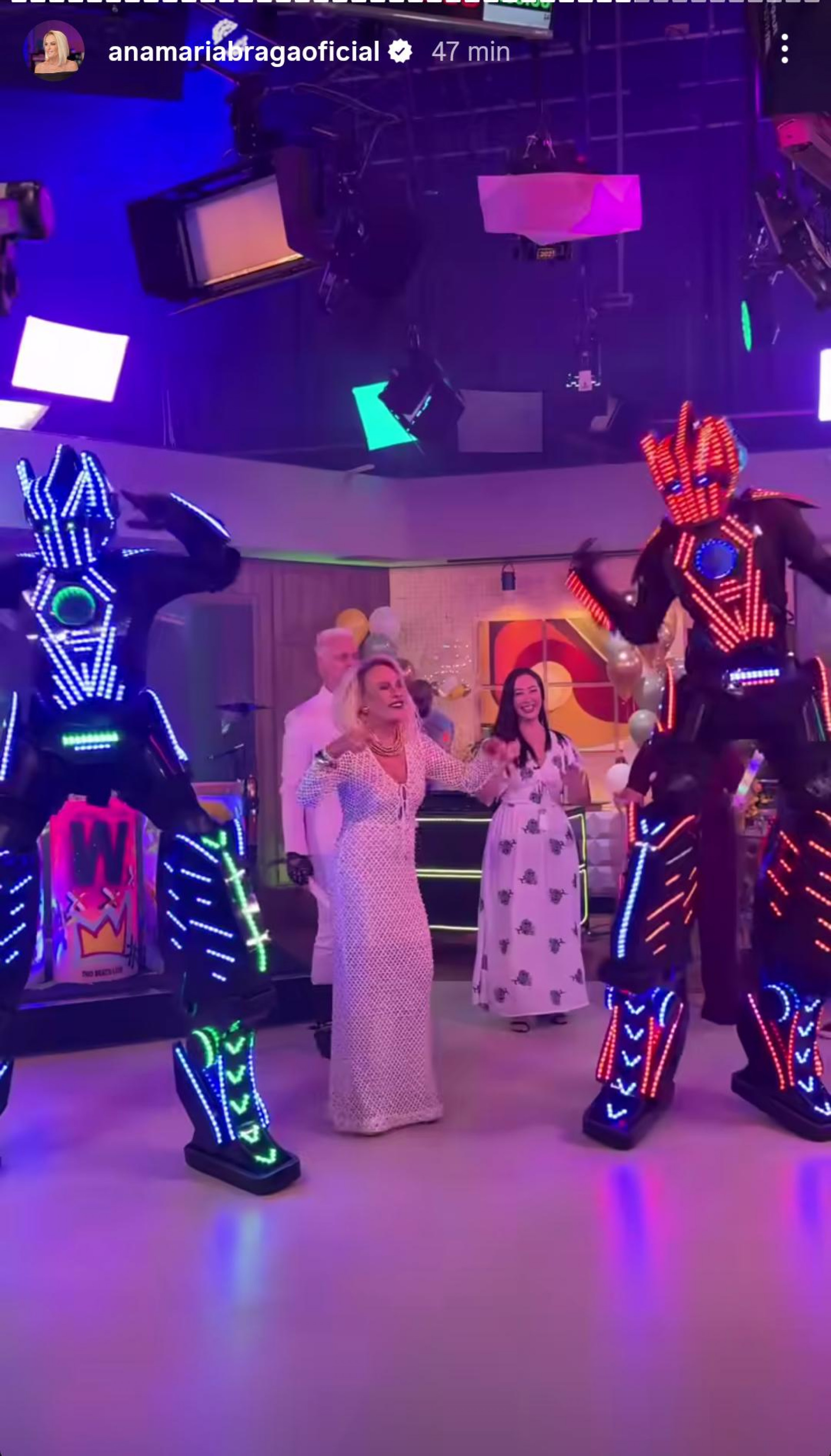 Ana Maria Braga dança com robô em festa de aniversário - Reprodução de vídeo / Instagram
