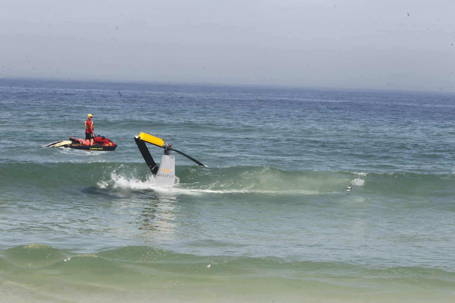 Helicóptero cai no mar da praia da Barra da Tijuca, na manhça desta sexta-feira (3) - Reginaldo Pimenta/Agência O Dia