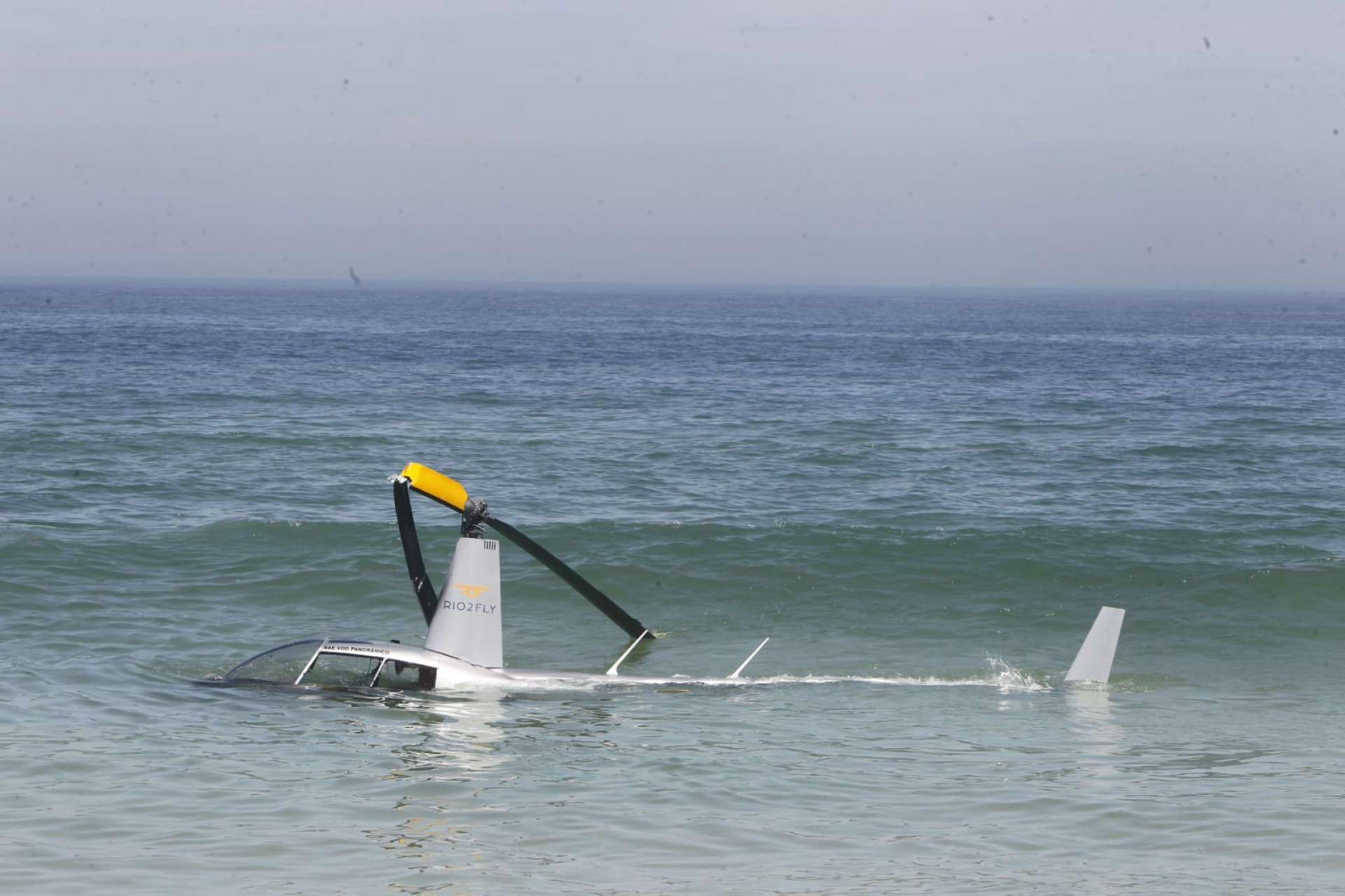 Helicóptero cai no mar da praia da Barra da Tijuca, na manhça desta sexta-feira (3) - Reginaldo Pimenta/Agência O Dia