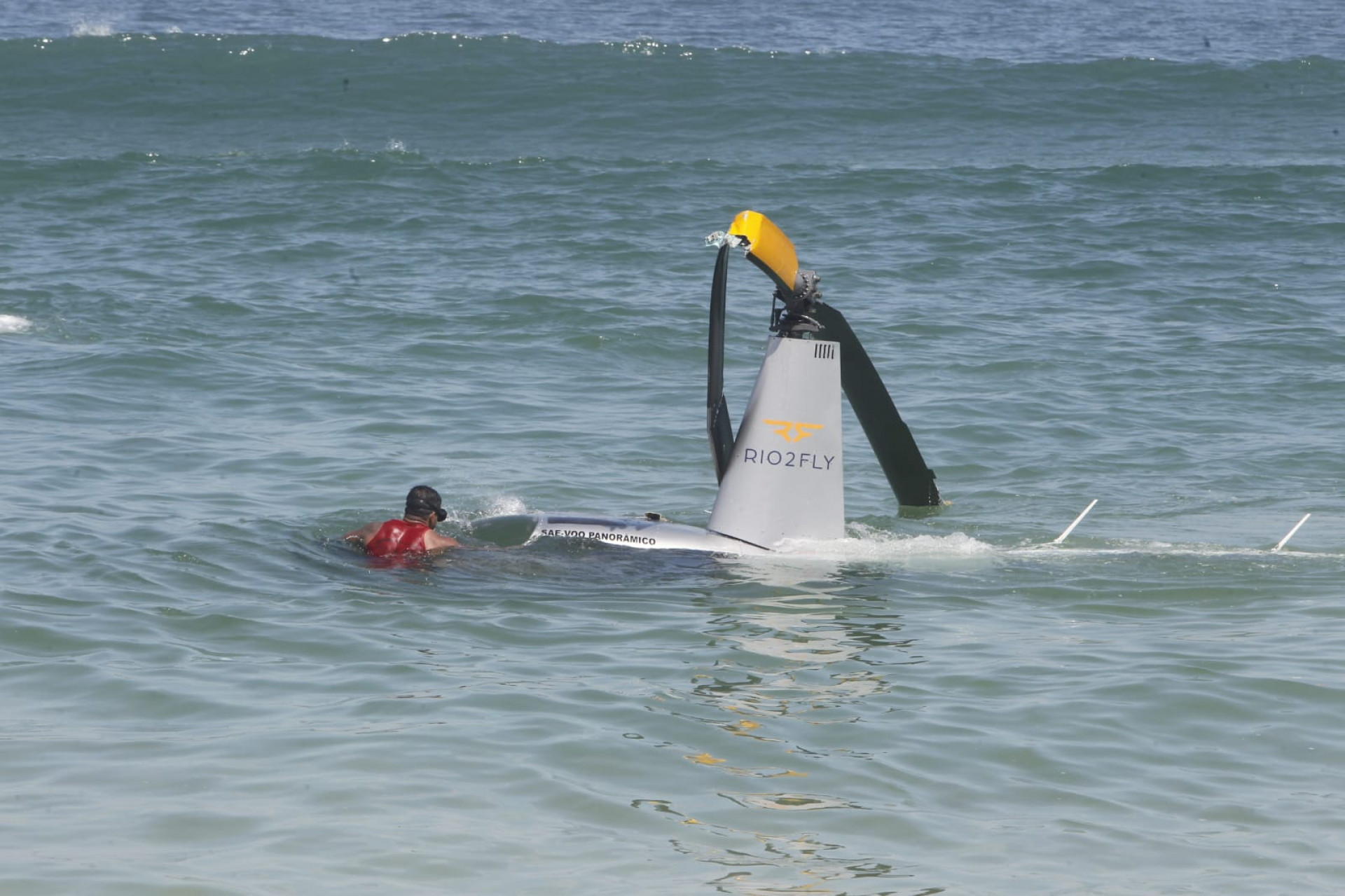 Helicóptero cai no mar da praia da Barra da Tijuca, na manhça desta sexta-feira (3) - Reginaldo Pimenta/Agência O Dia