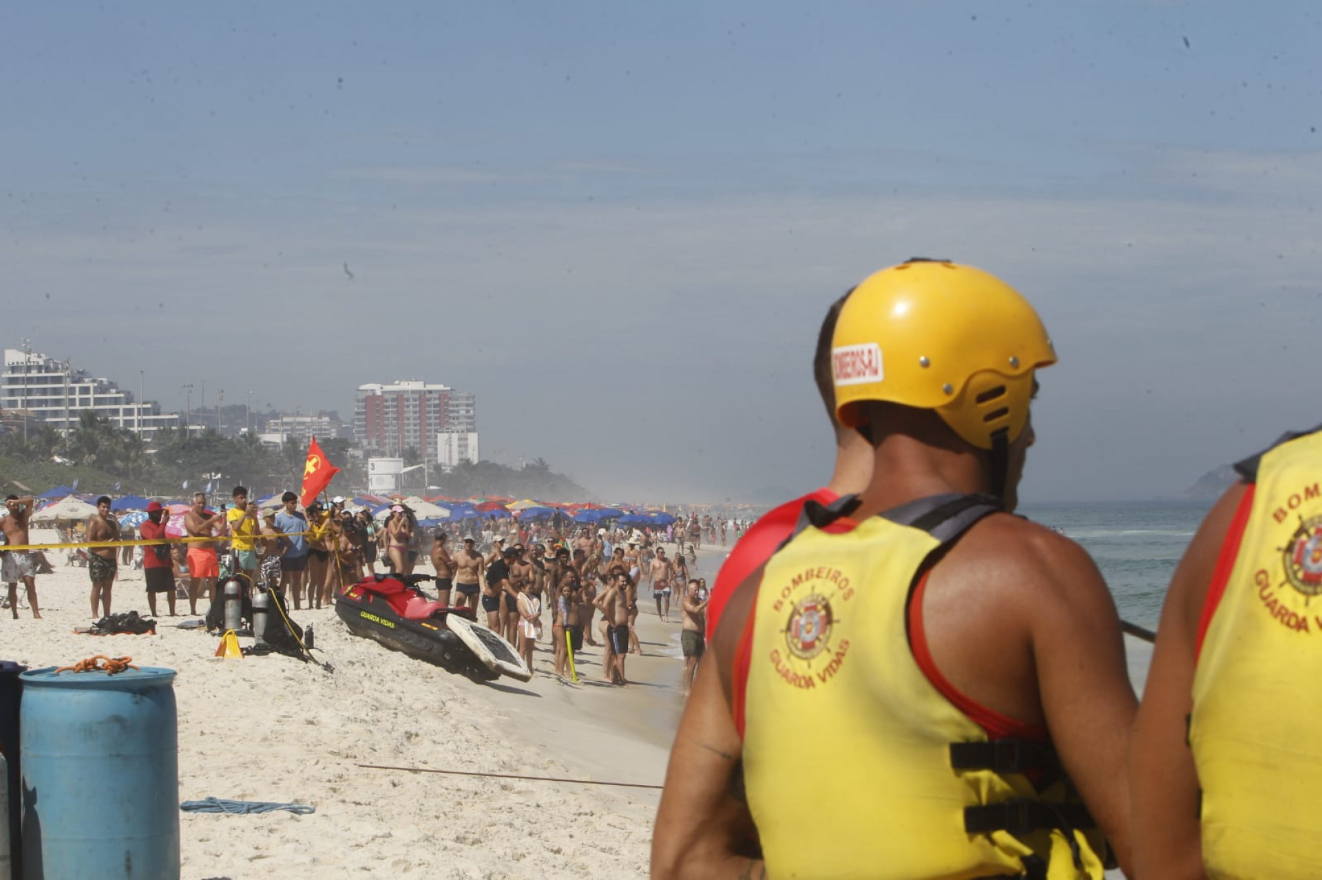 Corpo de Bombeiros atuam em queda de helicóptero no mar da praia da Barra da Tijuca - Reginaldo Pimenta/Agência O Dia