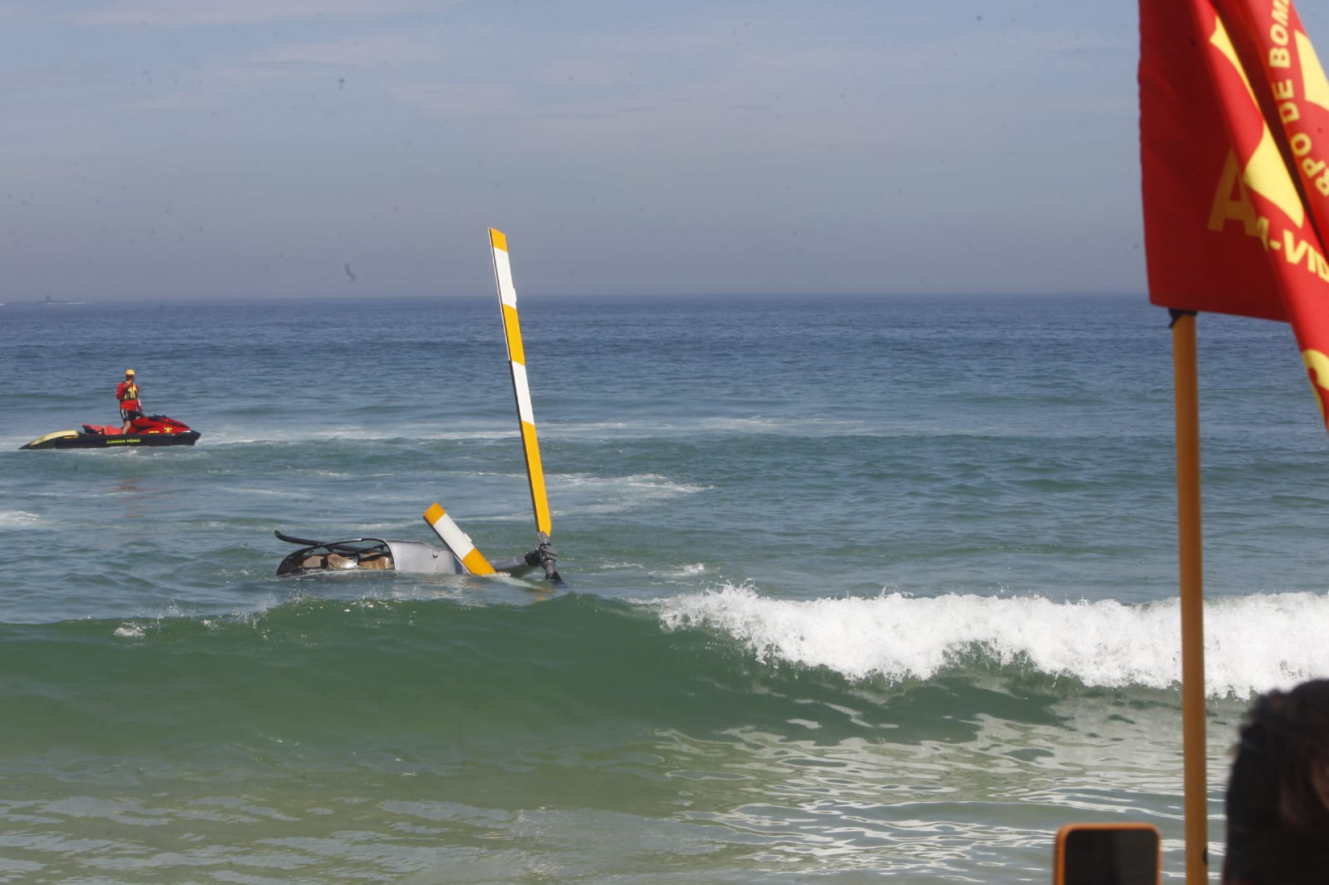 Corpo de Bombeiros atuam em queda de helicóptero no mar da praia da Barra da Tijuca - Reginaldo Pimenta/Agência O Dia