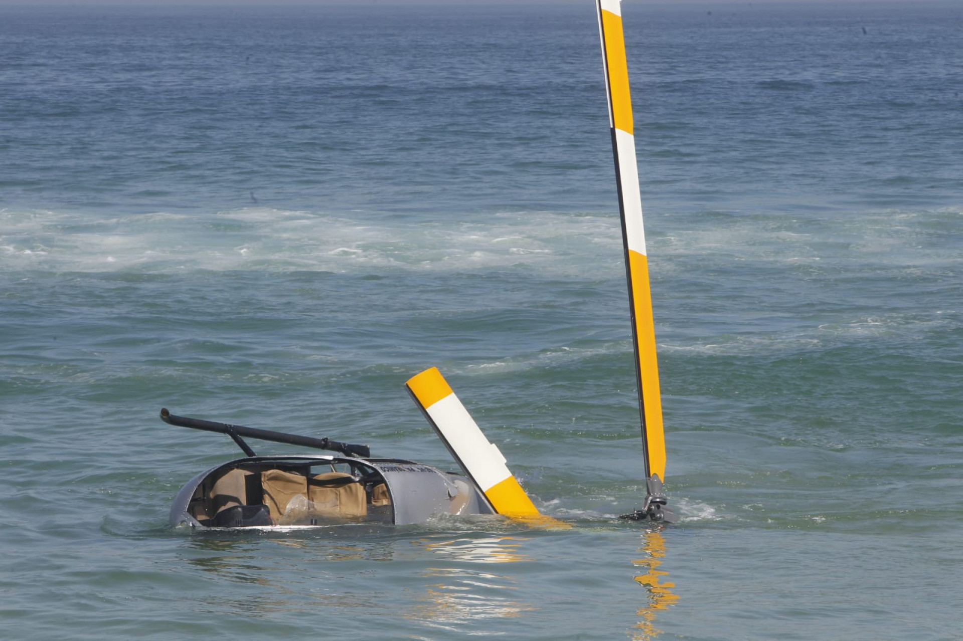 Corpo de Bombeiros atuam em queda de helicóptero no mar da praia da Barra da Tijuca - Reginaldo Pimenta/Agência O Dia