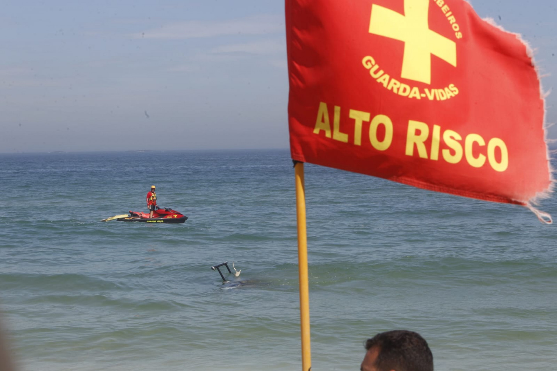 Corpo de Bombeiros atuam em queda de helicóptero no mar da praia da Barra da Tijuca - Reginaldo Pimenta/Agência O Dia