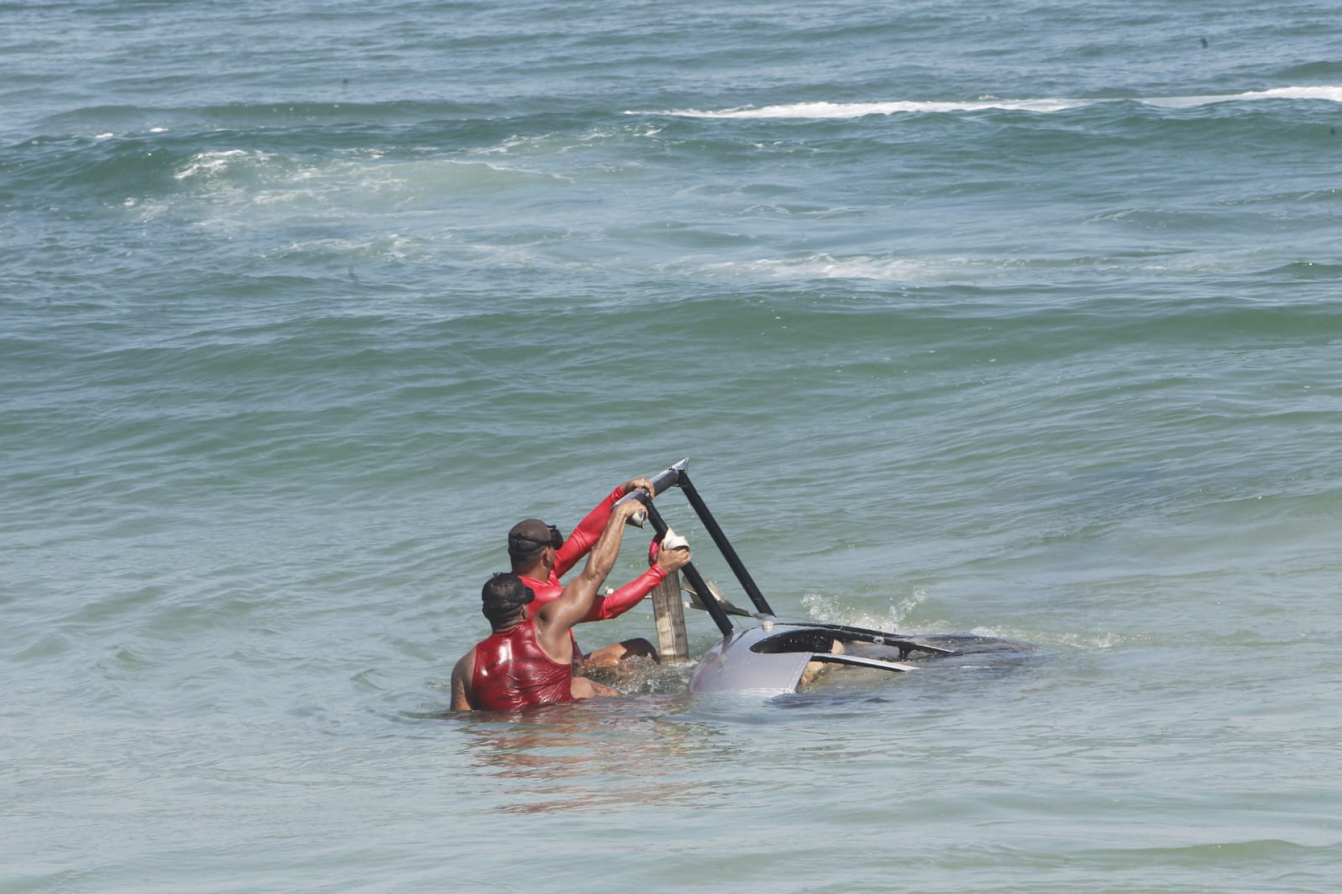 Corpo de Bombeiros atuam em queda de helicóptero no mar da praia da Barra da Tijuca - Reginaldo Pimenta/Agência O Dia
