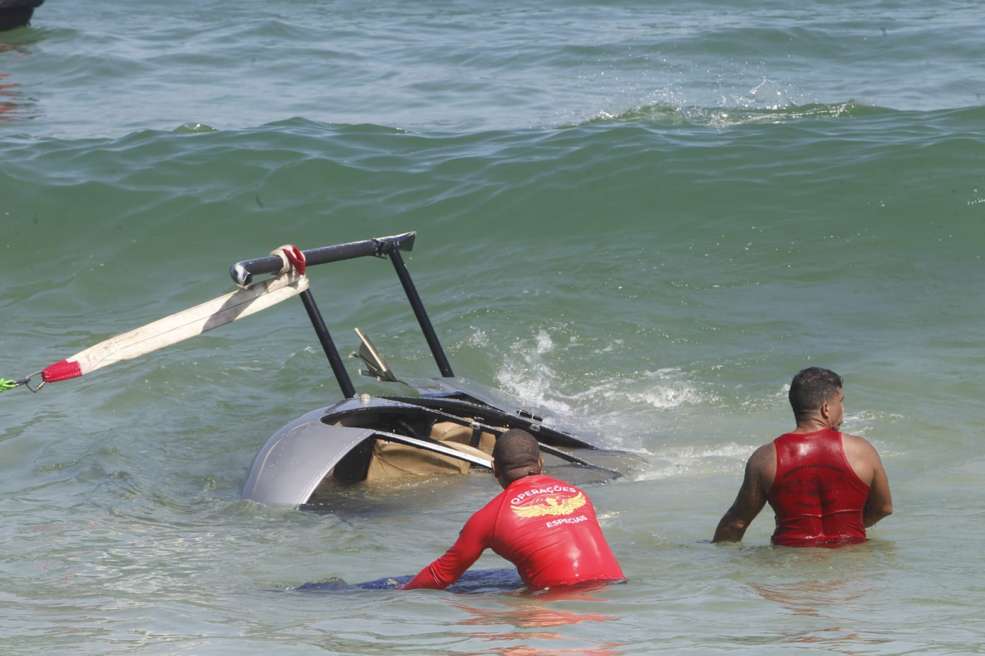 Corpo de Bombeiros atuam em queda de helicóptero no mar da praia da Barra da Tijuca - Reginaldo Pimenta/Agência O Dia