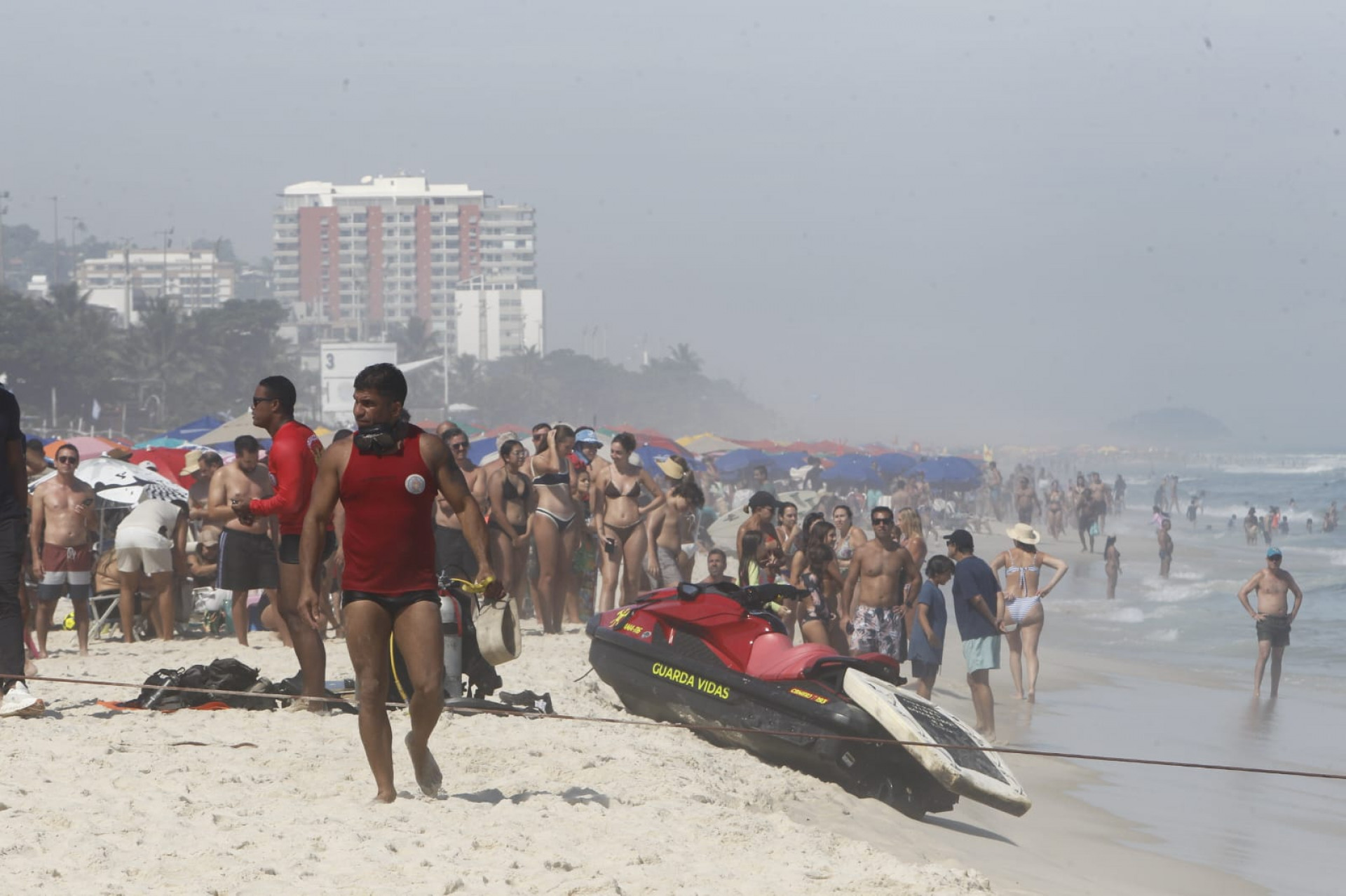 Corpo de Bombeiros atuam em queda de helicóptero no mar da praia da Barra da Tijuca - Reginaldo Pimenta/Agência O Dia