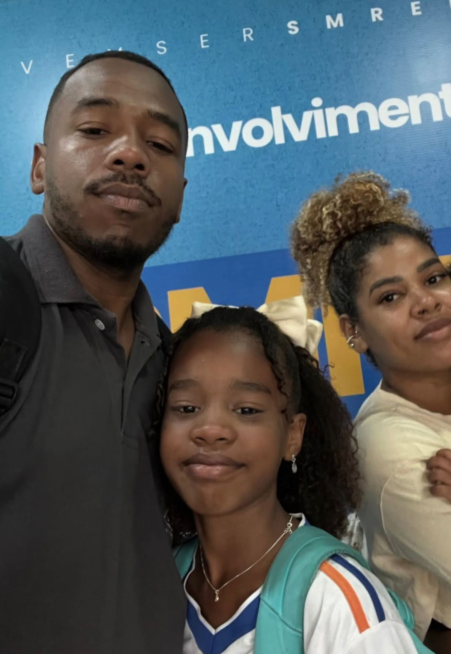 Sofia Paiva, de 10 anos, ao lado dos pais, Diogo de Jesus e Thainá Paiva