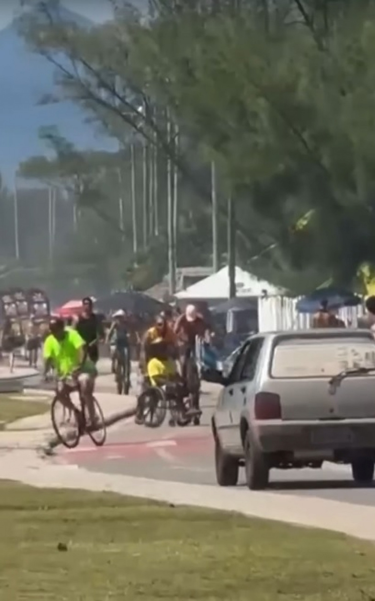 Vídeo: motorista invade ciclovia na Praia do Recreio e quase atropela ciclistas e pedestres