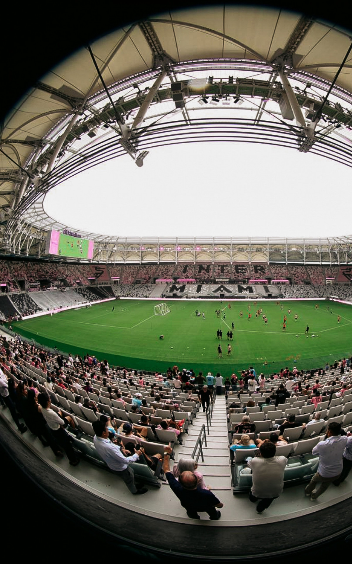 Homenageado, Messi se surpreende com novo estádio do Inter Miami: 'Ficou incrível'