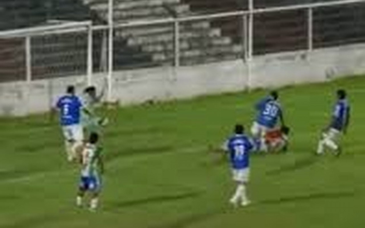 V&iacute;deo: Bizarro! Locutor perde narra&ccedil;&atilde;o de gol por ainda estar comemorando outro