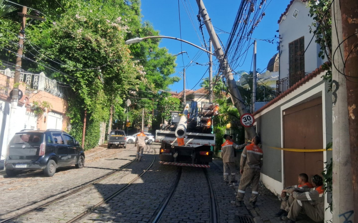 Ônibus atinge poste e paralisa circulação de bondinhos em Santa Teresa