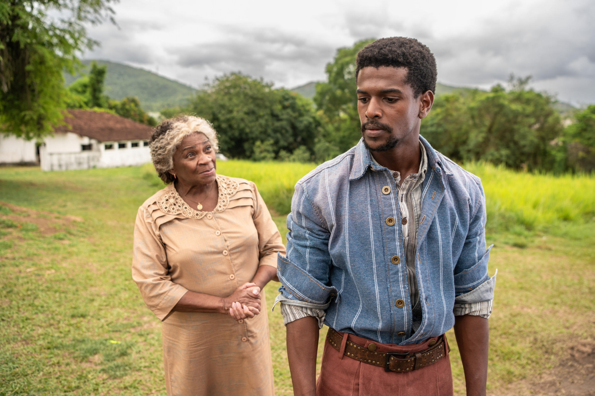 'A Nobreza do Amor': Dona Menina (Zezé Motta) e Tonho (Ronald Sotto) - TV Globo/ Estevam Avellar