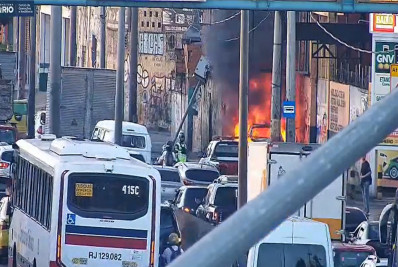 Carro pega fogo na Avenida Brasil e causa transtornos no trânsito