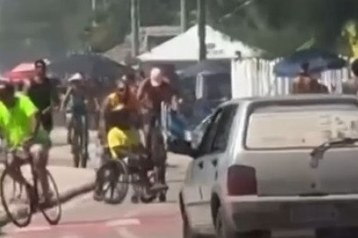 Vídeo: motorista invade ciclovia na Praia do Recreio e quase atropela ciclistas e pedestres