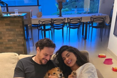 Aline Campos e namorado, donos de 21 animais resgatados, surgem com pets