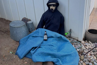 Bizarro! Polícia é acionada para 'prender boneco' invasor