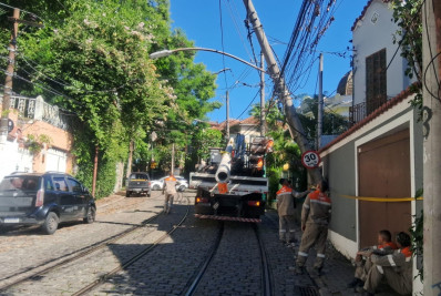 Ônibus atinge poste e paralisa circulação de bondinhos