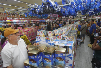 Consumidores deixam compras de Páscoa para última hora e buscam promoções no Mercadão de Madureira