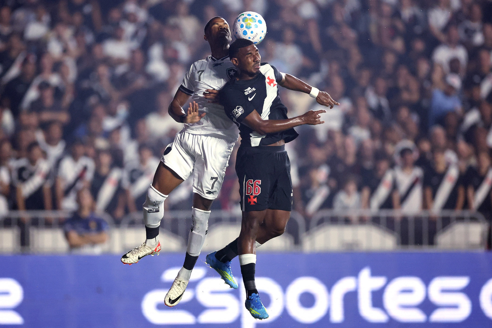 Júnior Santos e Cuiabano disputam bola no alto - Vítor Silva / Botafogo