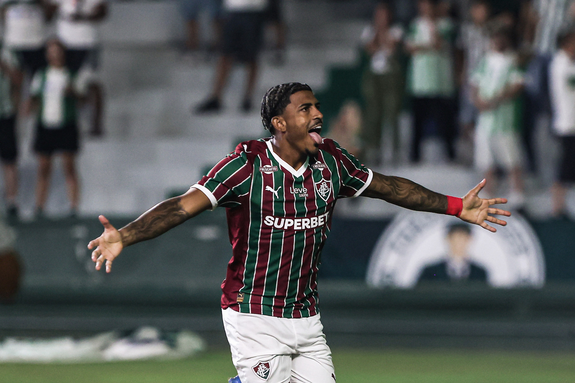 Herói do jogo, John Kennedy evitou a derrota do Tricolor - LUCAS MERÇON / FLUMINENSE F.C
