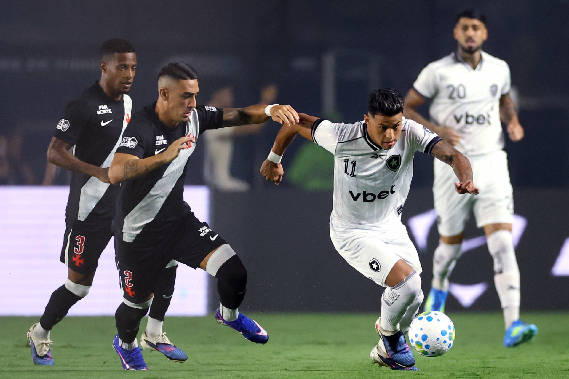 Matheus Martins tenta partir em velocidade sendo marcado por Puma Rodríguez - Vítor Silva / Botafogo