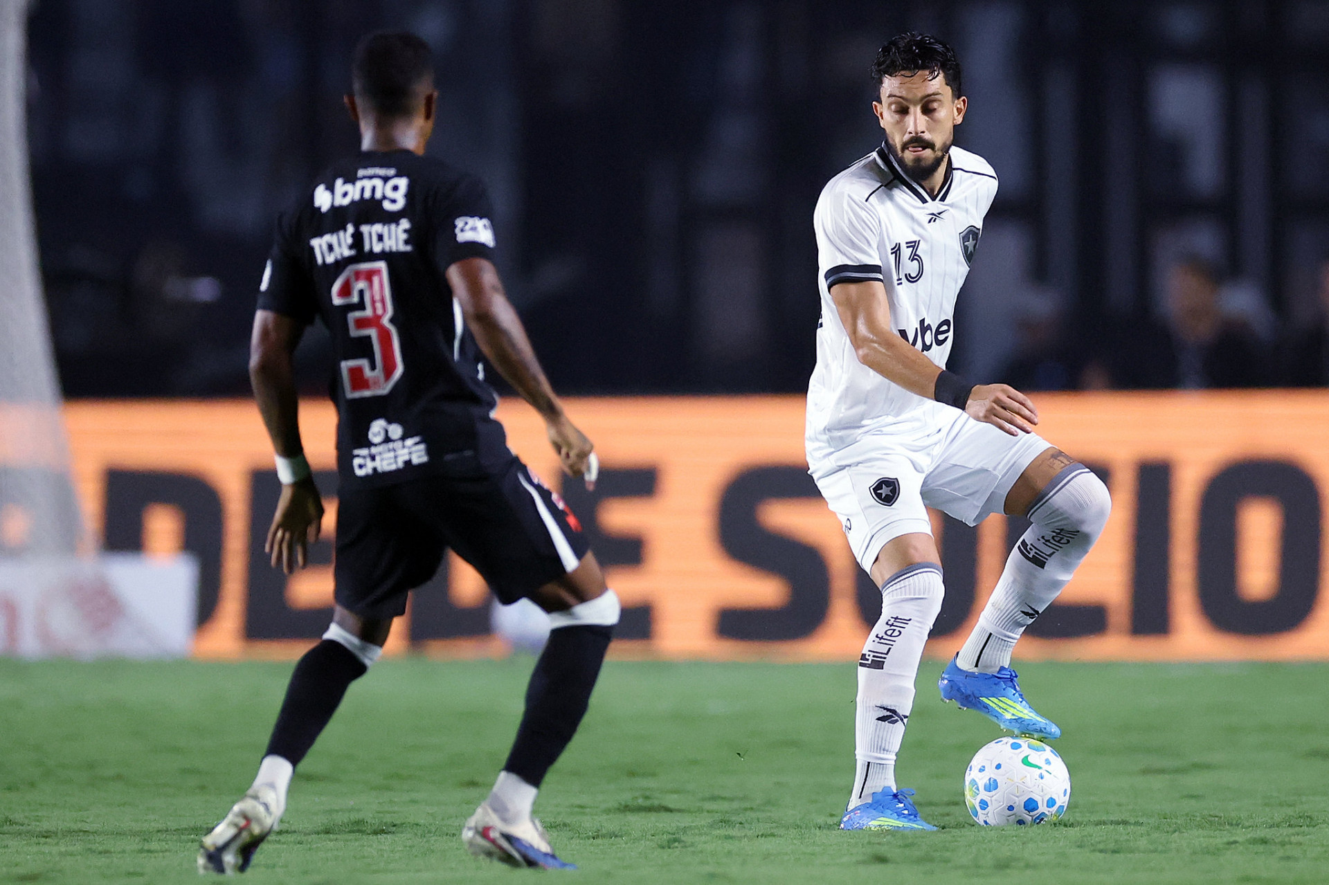 Tchê Tchê cerca Alex Telles no clássico deste sábado (4) - Vítor Silva / Botafogo