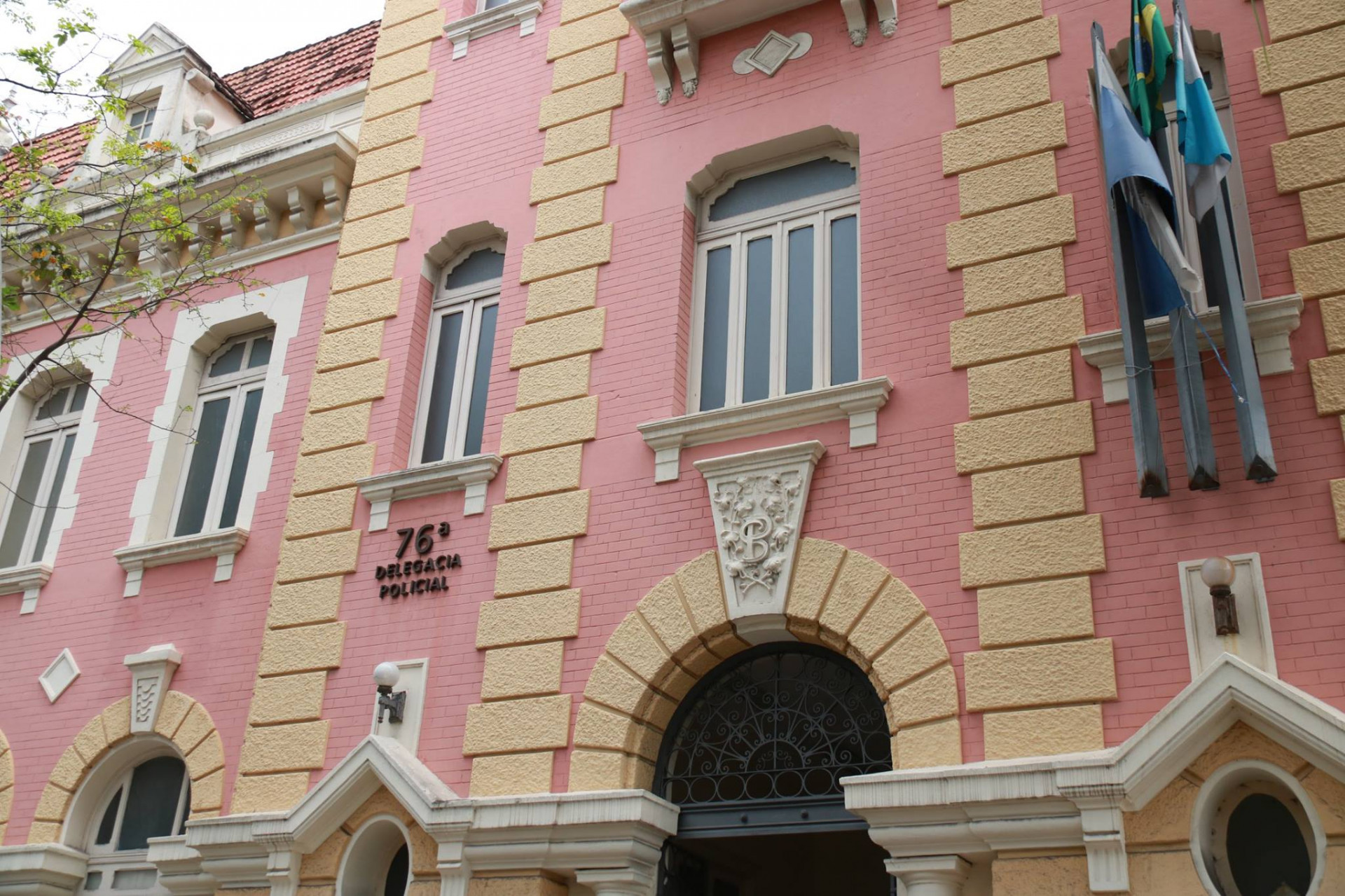 Mulher é presa em flagrante por injúria racial no Ingá, em Niterói