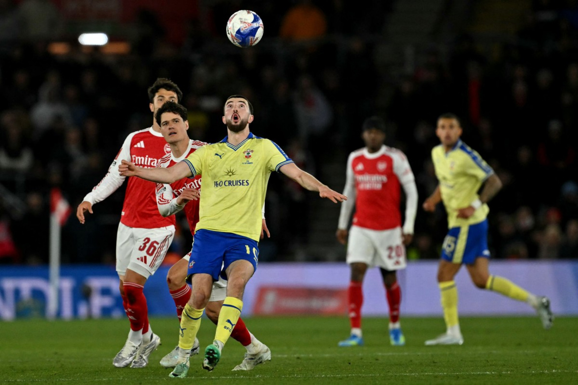 Arsenal perde para time da segunda divisão e está eliminado da Copa da Inglaterra