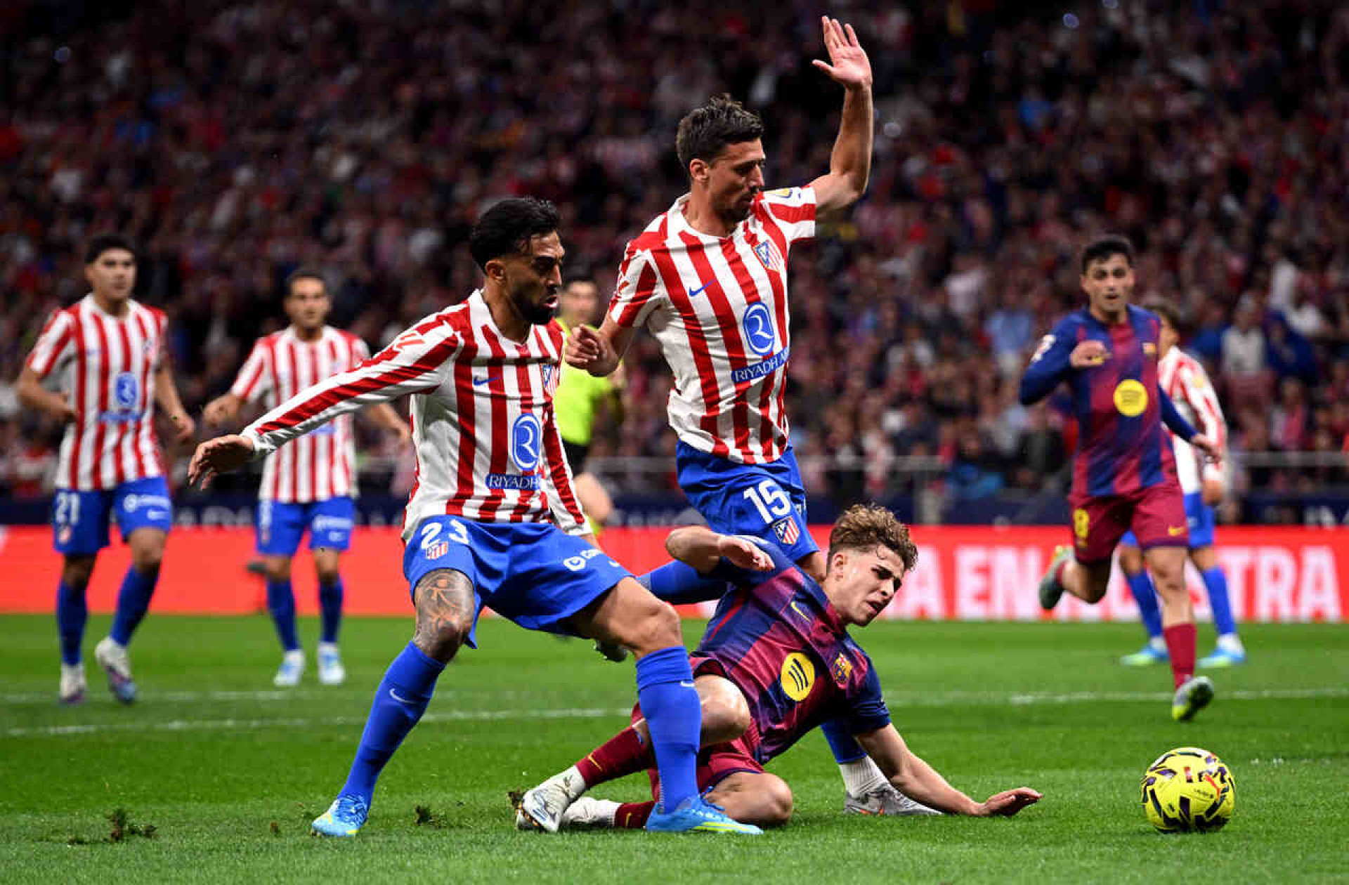 Barcelona vira para cima do Atl&eacute;tico e dispara no Espanhol