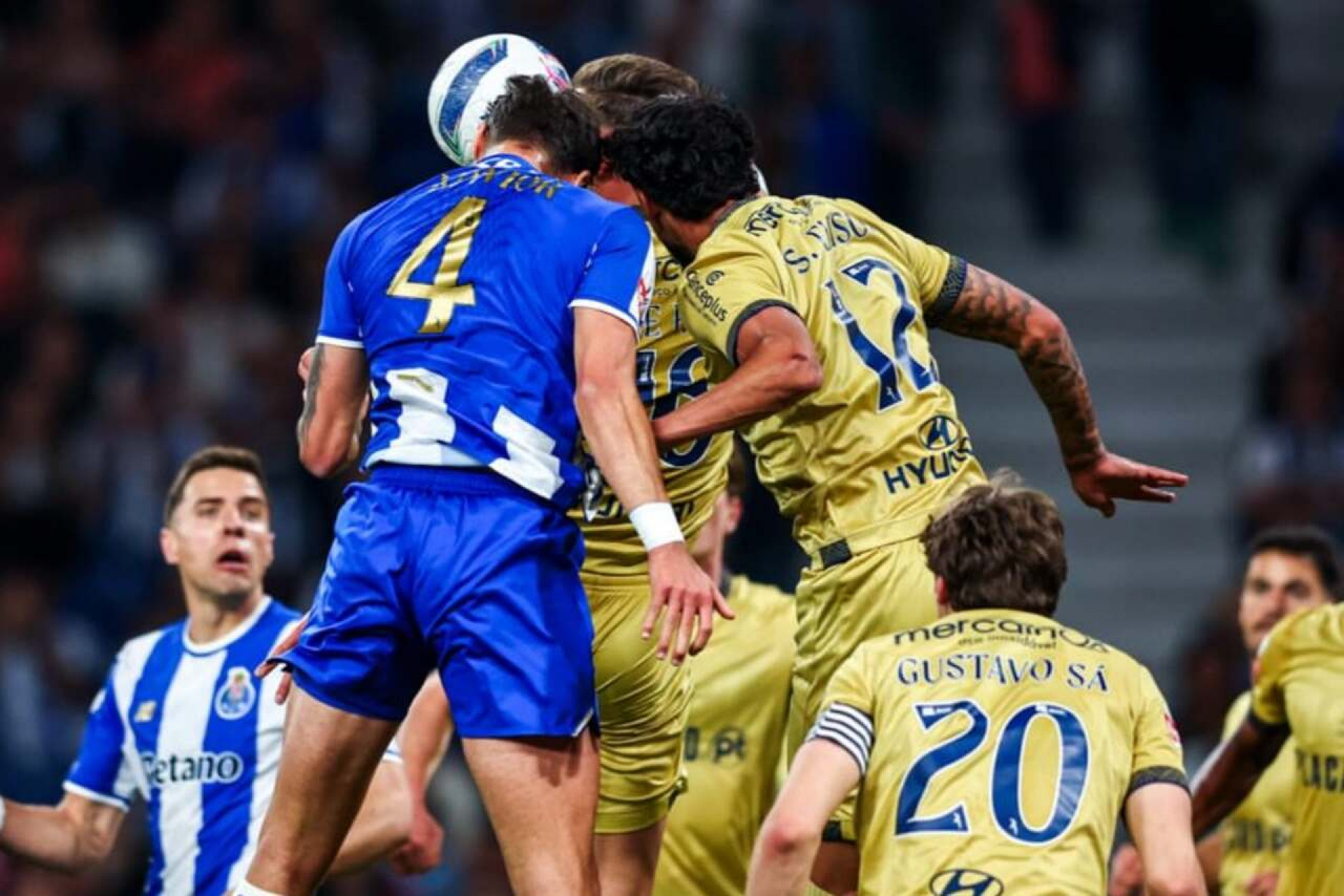 Porto leva empate do Famalic&atilde;o no fim e acirra briga pelo t&iacute;tulo portugu&ecirc;s