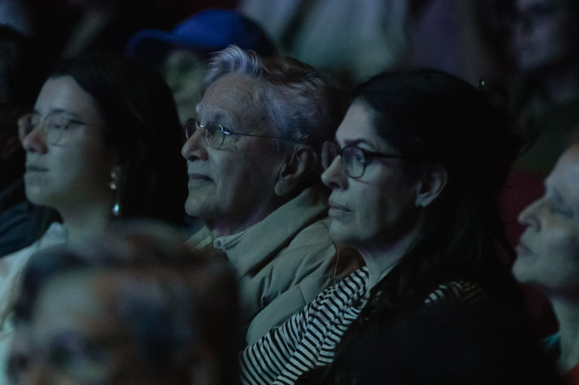 Da plat&eacute;ia, Caetano Veloso e Paula Lavigne assistem ao show de Zeca Veloso - Victor Chapetta/Brazil News