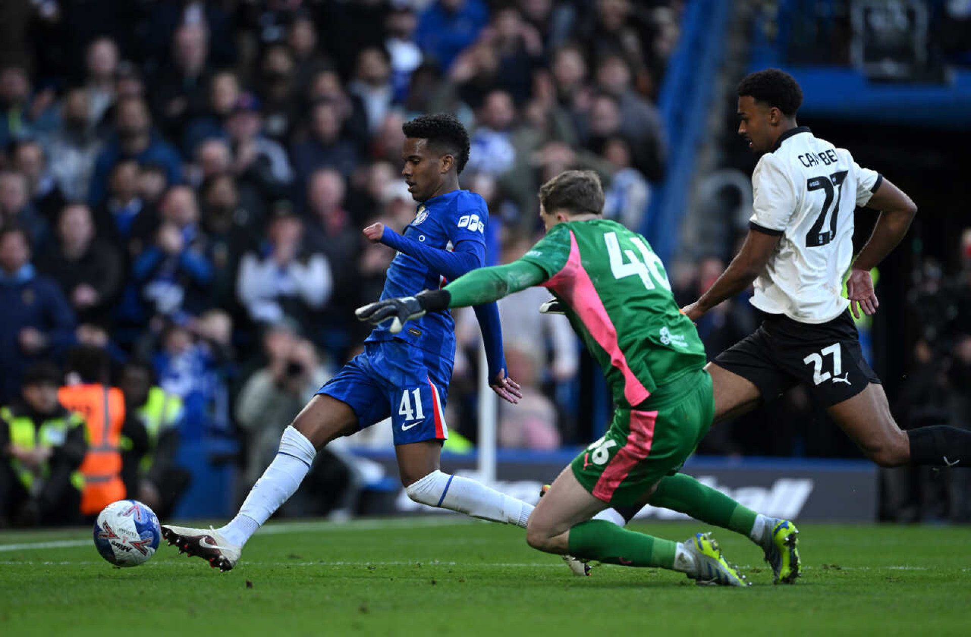 Brasileiros decidem, e Chelsea pinta o sete contra time da Terceira Divis&atilde;o