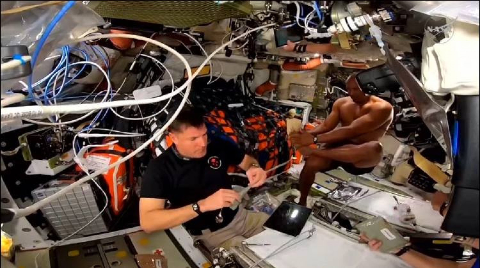 Nasa transmite 'banho espacial' de astronautas da miss&atilde;o Artemis II