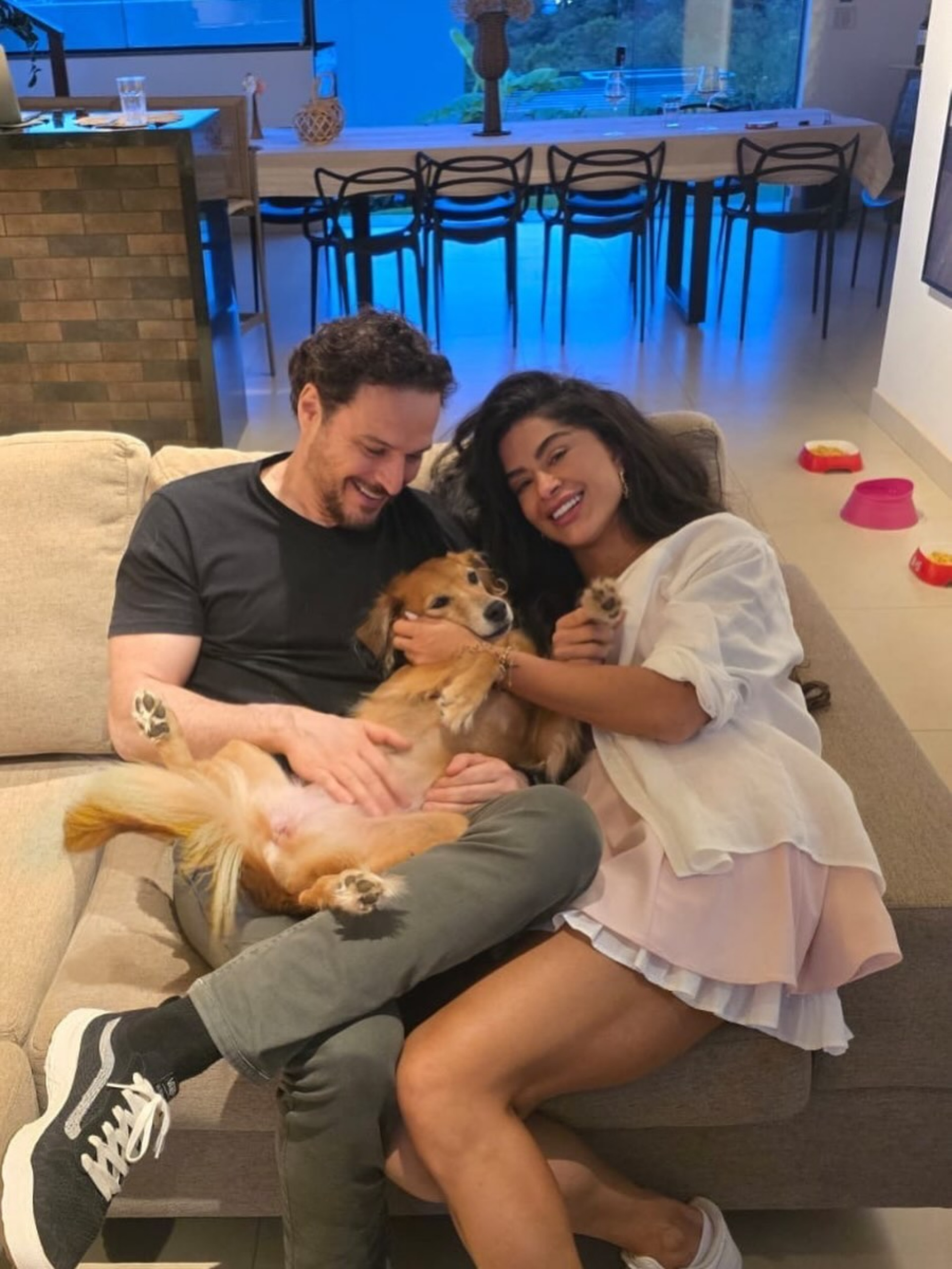 Aline Campos e namorado, donos de 21 animais resgatados, surgem com pets