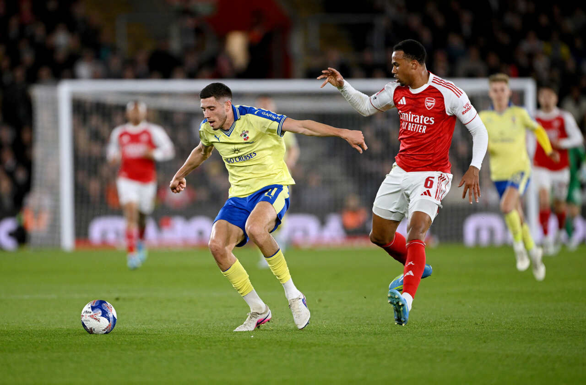 Pintou a zebra! Brasileiro sai lesionado, e Arsenal &eacute; eliminado da Copa da Inglaterra