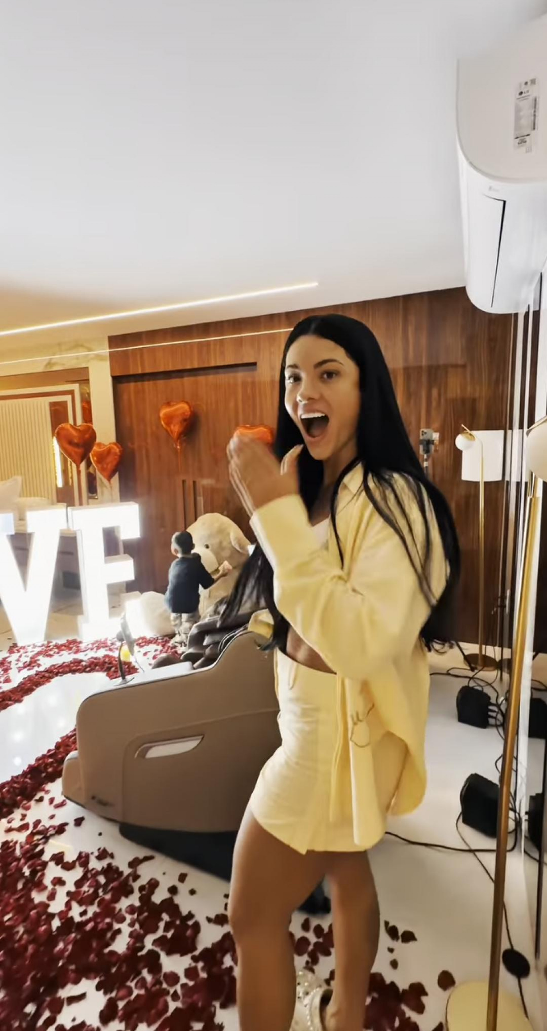 Rayane Figliuzzi é surpreendida pelo namorado, Belo, com gesto romântico - Reprodução de vídeo / Instagram