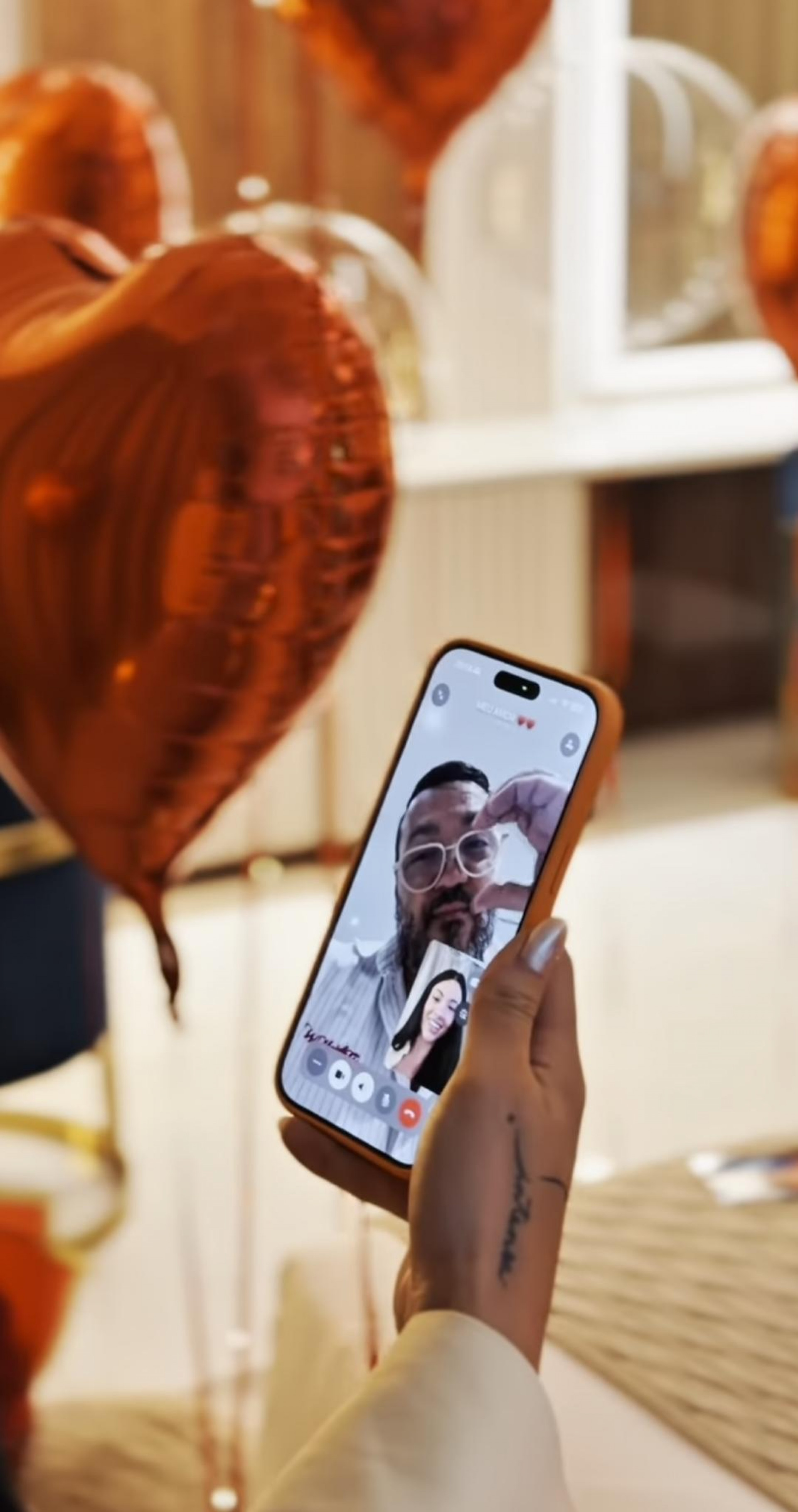 Rayane Figliuzzi faz chamada de vídeo com Belo após ganhar surpresa romântica do namorado - Reprodução de vídeo / Instagram