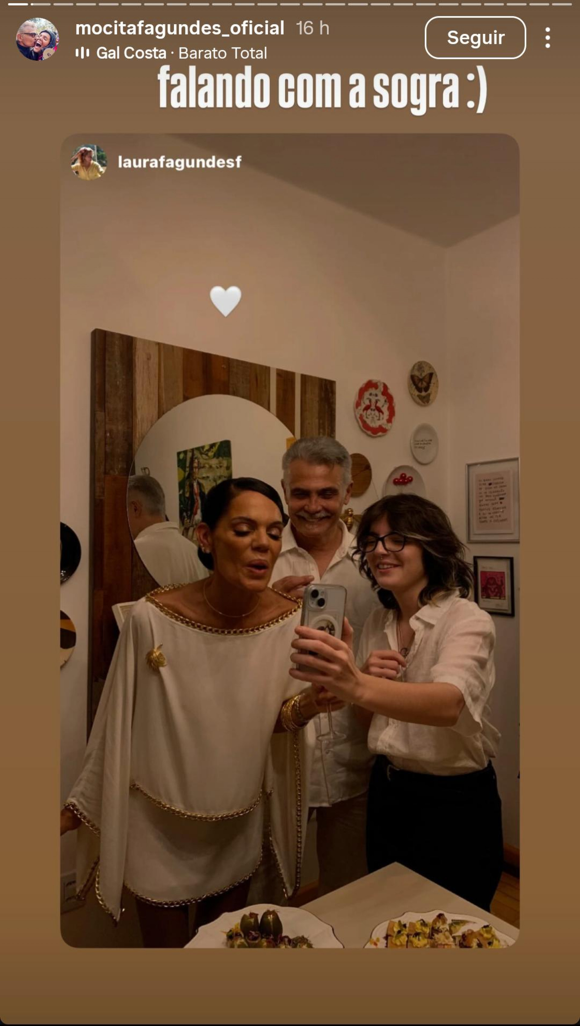 Tarcísio Filho e Mocita Fagundes fazem chamada de vídeo com Glória Menezes durante casamento - Reprodução de vídeo / Instagram