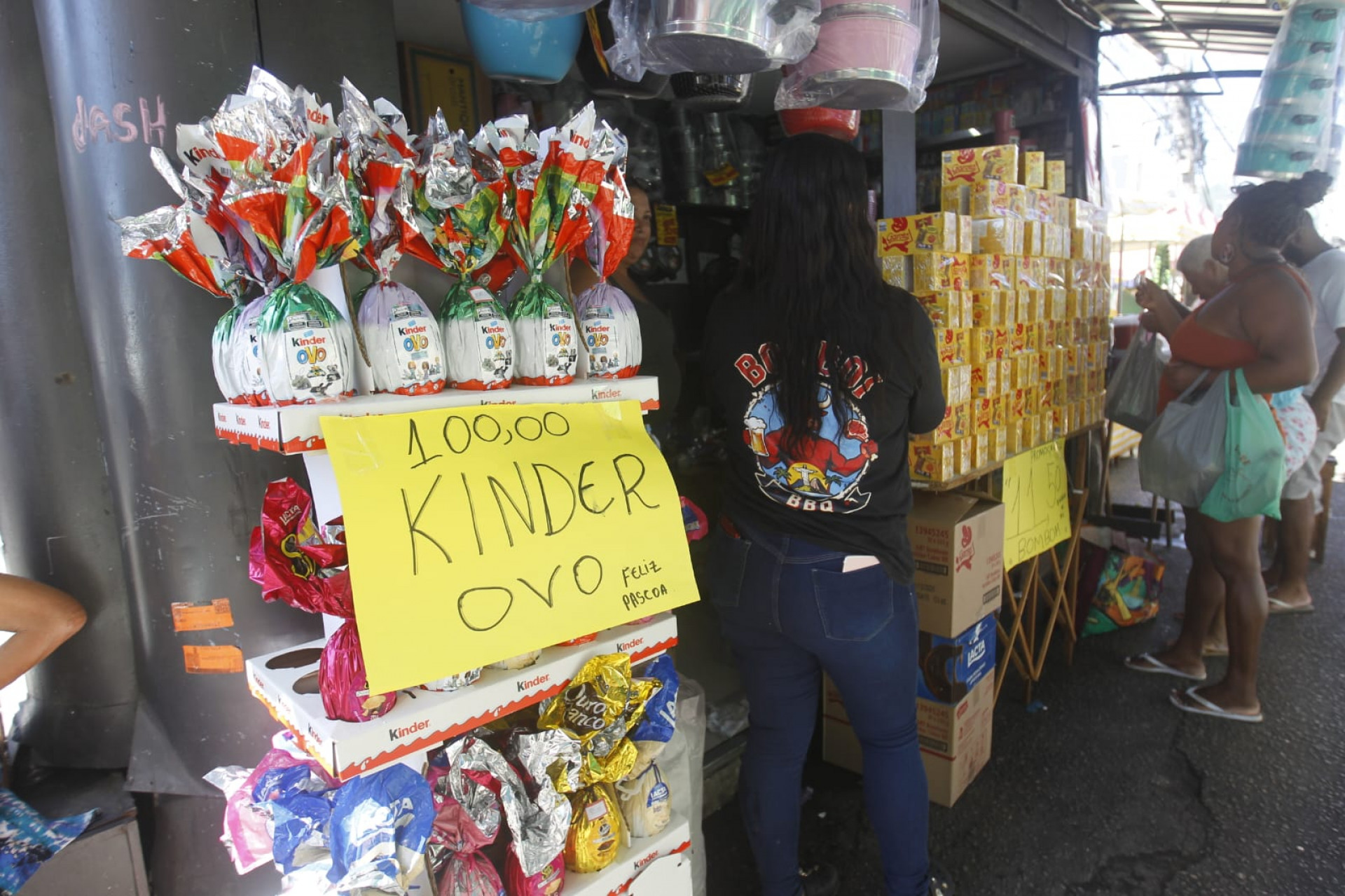 Consumidores correm atrás de promoções de Páscoa, no Mercadão de Madureira - Reginaldo Pimenta / Agência O Dia